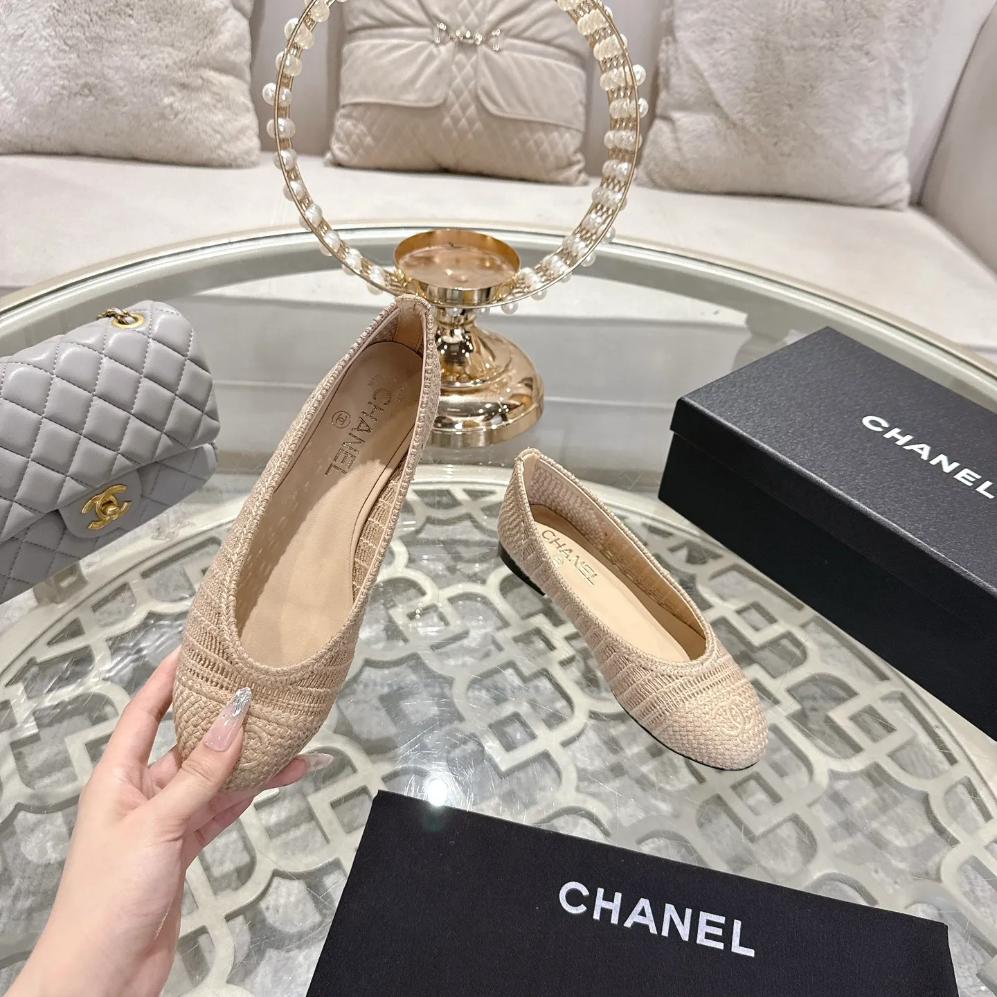 💕💕Factory direct selling price p540💕💕 Chanel 25SS finally releases woven ballet shoes‼ ️ Shoes worthy of their own article, I have to say that they are finally waiting for you! So elegant and chill. Wear it in the summer to enjoy the breeze and walk on the street. Round square toe design. Cute and cute~ The appearance is super online. When you wear it, you will feel like a wealthy daughter. I thought it was good-looking. Only when I put it on my feet do I know how easy it is to wear~ Upper: Exclusive custom-made mesh (comfortable and breathable) Foot pad: Sheepskin Outsole: Genuine leather sole imported from Italy Size: 35-39 (customized at 40.41.42)